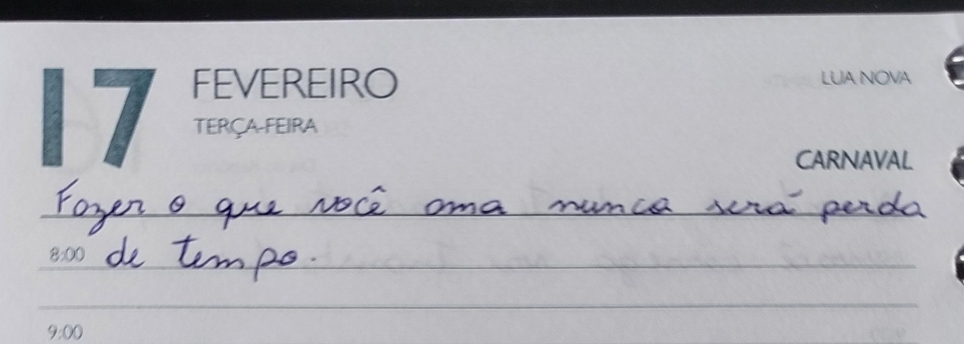 Foto de página de agenda, dia 17 de fevereiro, terça-feira, lua nova, carnaval, destaque na frase escrita a mão: Fazer o que você ama nunca será perda de tempo.