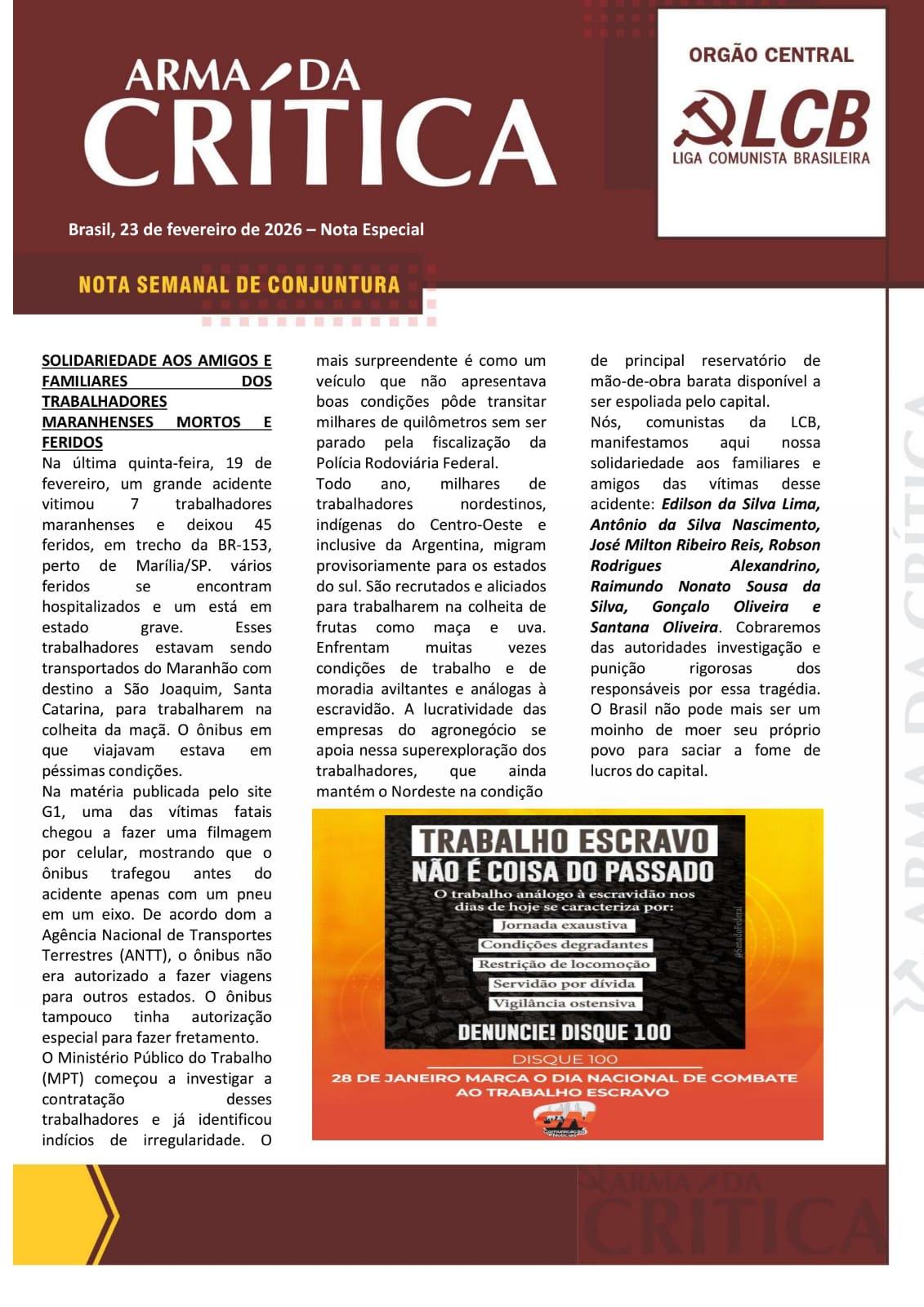 A imagem é uma nota intitulada "ARMA DA CRITICA", com data de 23 de fevereiro de 2026. O conteúdo é uma nota especial de conjuntura que expressa solidariedade às vítimas de um acidente de ônibus envolvendo trabalhadores maranhenses. O texto traz detalhes do acidente, críticas às condições de trabalho e transporte, além de destacar os nomes das sete vítimas fatais. A publicação é assinada por um grupo que se identifica como "comunistas da LCB". O tom é de denúncia social e política, com ênfase na exploração de trabalhadores migrantes no agronegócio.