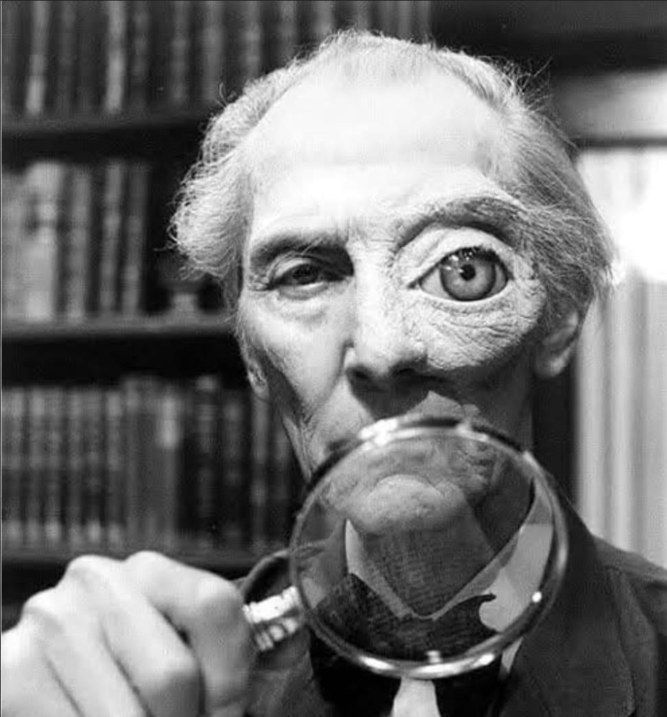 Cena do filme de comédia Top Secret onde um livreiro tinha um olho maior que o outro que inicialmente levava a crer que era pelo efeito de uma lupa. Mas o olho continuava maior mesmo depois de tirar a lupa da frente.