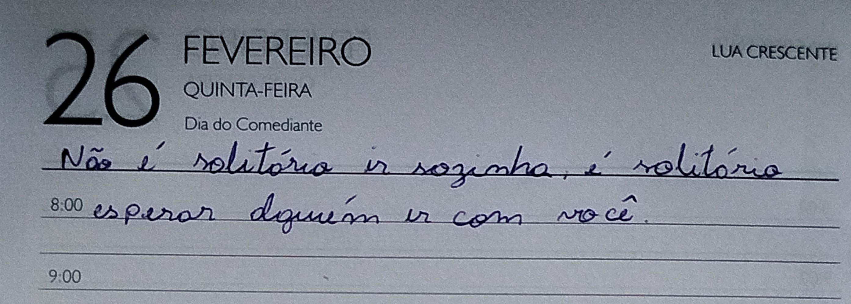 Foto de página de agenda, dia 26 de fevereiro, quinta-feira, lua crescente, dia da conquista do comediante, destaque na frase escrita a mão: Não é solitário ir sozinha, é solitário esperar alguém ir com você.