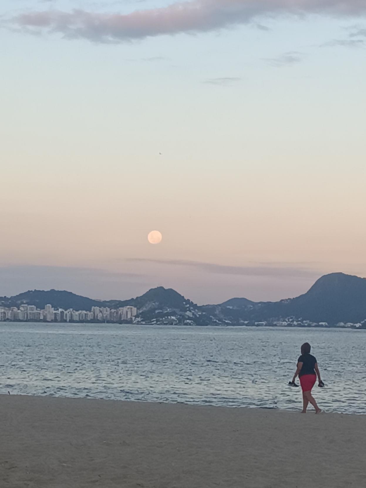 Lua Nova sobre a cidade de Niteroi