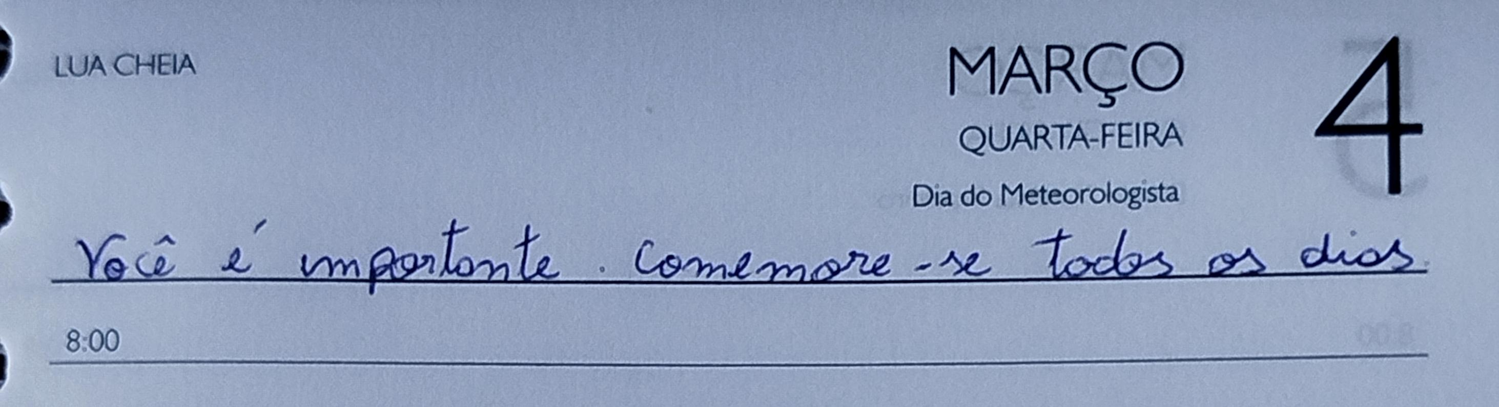 Foto de página de agenda, dia 4 de março, quarta-feira, lua cheia, dia do meteorologista, destaque na frase escrita a mão: você é importante, comemore-se todos os dias.