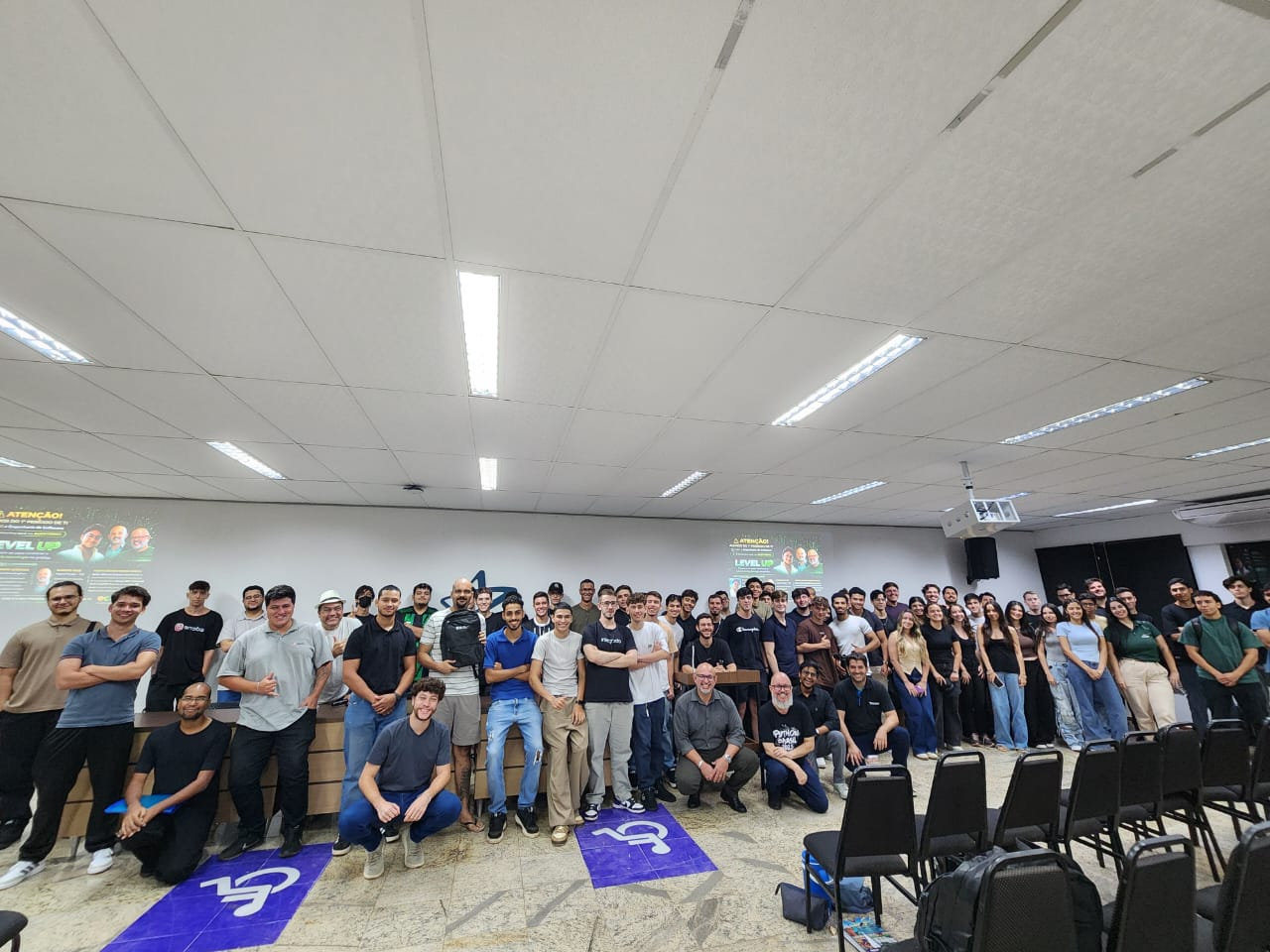 Foto com todo o pessoal que estava presente no evento inaugural do semetre.