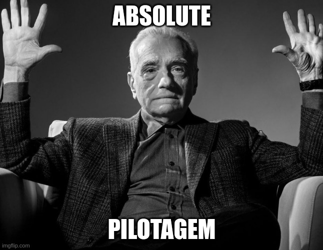 meme composto por uma foto em preto e branco do diretor Martin Scorsese sentado em uma poltrona, com as duas mãos levantadas. Na edição da imagem foi inserida a legenda "Absolute Pilotagem"