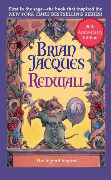 Capa do livro *Redwall*, de Brian Jacques, edição de 30º aniversário. Ilustração mostra um rato antropomórfico em pé no centro, vestindo uma túnica verde e segurando uma espada erguida em uma mão e um escudo na outra. Ele está cercado por uma moldura ornamental com videiras, flores e pequenos detalhes em estilo medieval. Ao fundo, há tons quentes de amarelo e laranja. No topo, aparece o nome do autor e o título do livro em destaque. Um selo vermelho indica “30th Anniversary Edition”, e na parte inferior lê-se “The legend begins!”.
